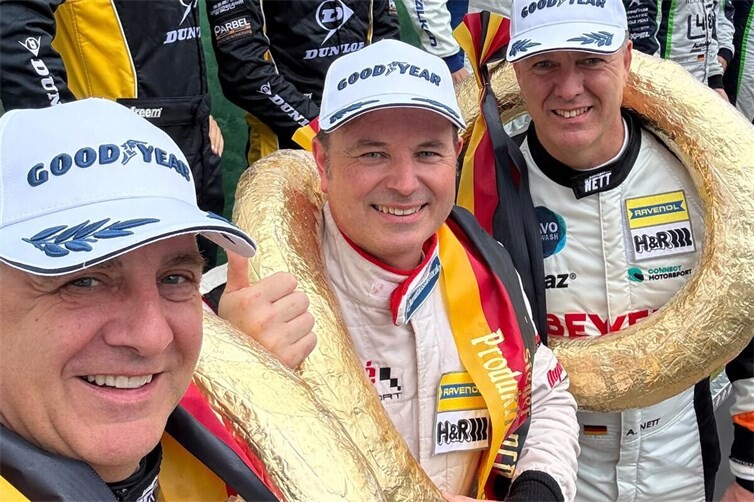 Jubiläum auf der Rennstrecke: Jürgen Nett (l.) feiert beim 66. ADAC ACAS Cup gemeinsam mit seinen Teamkollegen Christoph Dupré und Achim Nett seinen 100. Klassensieg.