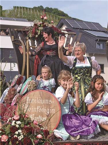 Jubiläums-Weinkönigin Marlies Vilz (li.) mit Prinzessin Monika Heinzkill beim Winzerfest-Umzug. -WITE-