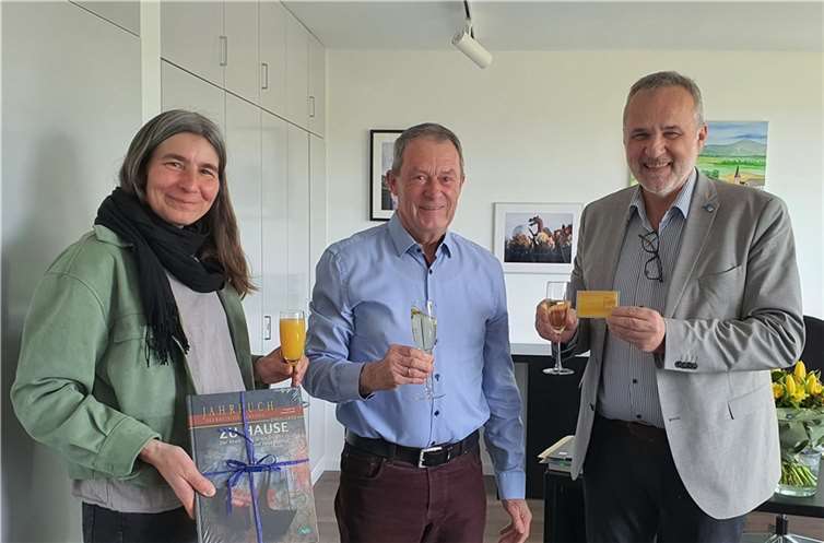Jubiläumsehrenamtskarte für Hans-Ullrich Engels (Mitte) – übereicht von Bürgermeister Jörg Schmidt und Katja Ackermann.  Foto: Gemeinde Wachtberg/mf