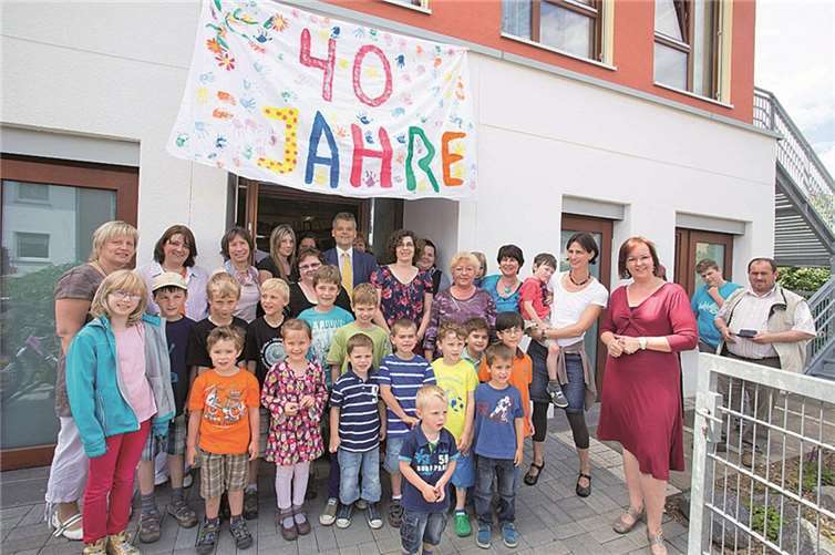 Jubiläumsfoto mit den Kindern, Erzieherinnen und Vorstand. -Weigert-
