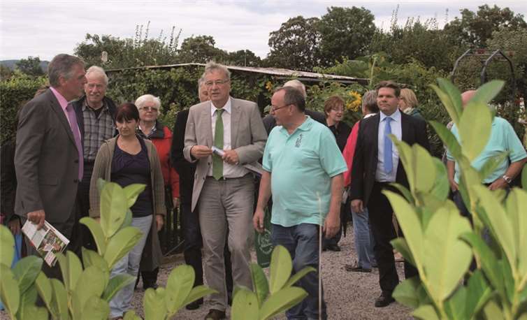 Jubiläumsgast Staatssekretär Thomas Griese unternahm mit den Gartenfreunden einen Rundgang über das Gelände. US