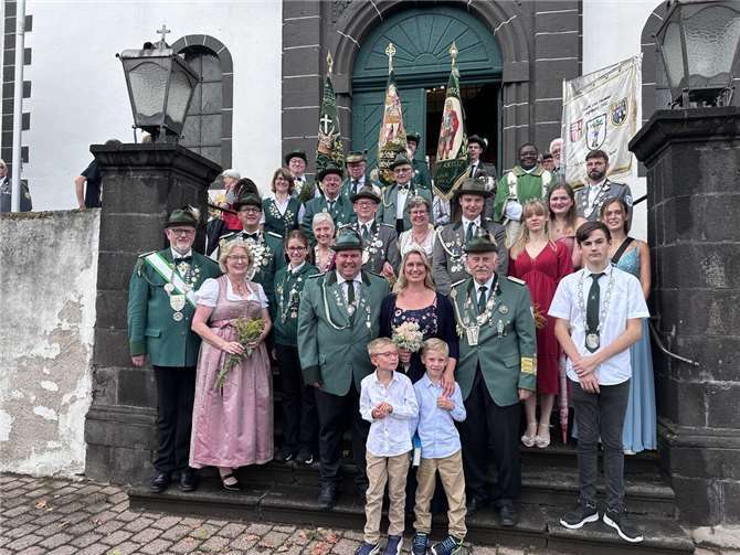 Schützen Leutesdorf feiern 375-jähriges Jubiläum Jubiläumskönig Arno Linder sowie das Scheibenkönigspaar Martin und Sabine Emmerich nach der Krönungsmesse.Foto: Claudia Meickmann