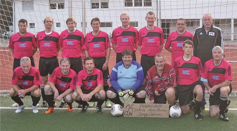 Jubiläumsmannschaft 2014 (h.R.): Dieter Angst, Thomas Schmittgen, Erwin Sips, Rainer, Rottstock, Helmut Diederichs, Uwe Dohler, Gerd Becker, Dieter Nicolay, (v.R.): Richard Schuler, Ralf Hammes, Daniel Gietzen, Marc Denzer, Erich Wilhelmy, Yannik Rottstock (Nachwuchsakteur in 18 Jahren), Matthias Klinknerprivat