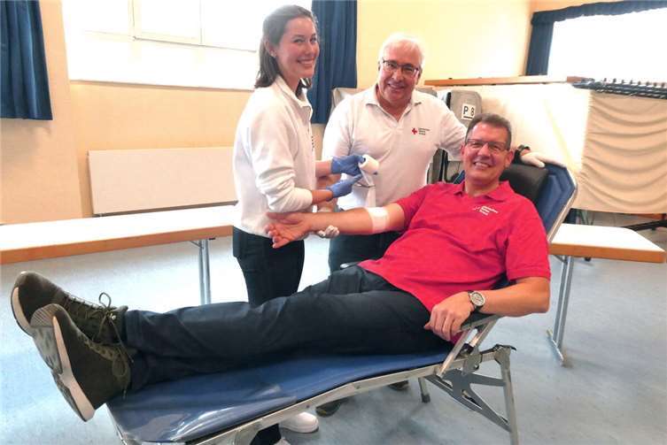 Jubiläumsspender Mike Robe nach der Spende, wie er vom Vorsitzenden Klaus Schneider und seiner sehr aktiven Tochter Hannah betreut wird.  Foto: Willi Fuhrmann