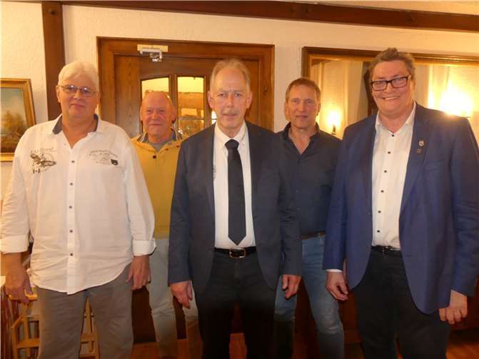 Jubiläumsvorstand 2024: Thomas Müller (Schatzmeister), Jürgen Desch (2. Vorsitzender), Hermann-Josef Doll (1.Vorsitzender), Hermann Sabel (Schriftführer), Robert Kreusch (Sportleiter). Foto: privat