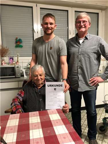 Jubilar Ewald Lenarz konnte in seinem Haus die Ehrenurkunde für seine 70jährige Vereinsmitgliedschaft im Beisein seines Enkels Markus Lenarz von Vorsitzendem Lothar Kalter in Empfang nehmen.  Foto: privat