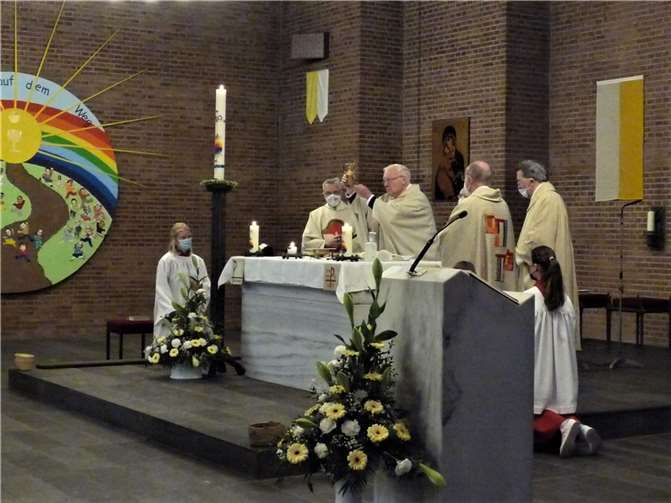 Jubilar Franz Albert Düren hielt die Messe am Weißen Sonntag.  Foto: privat