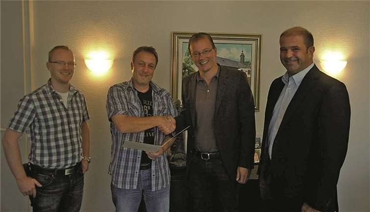 Jubilar Heiko Kaiser (2.v.l.) nahm die Glückwünsche von (v.l.) Personalratsvorsitzendem Christopher Wittig, Verbandsvorsteher Zweckverband Zentralkläranlage Mendig, Jörg Lempertz, und Büroleiter Peter Moskopp entgegen.privat