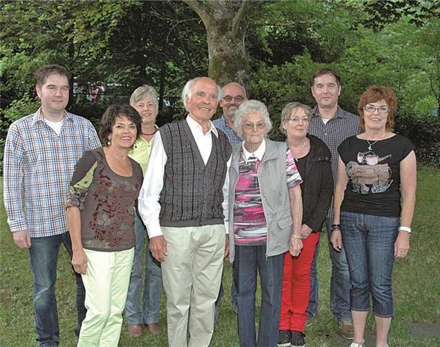 Jubilar Josef Kaspers feierte im Kreise seiner Familie mit seiner Ehefrau Hilde und seinen sieben Kindern. UM