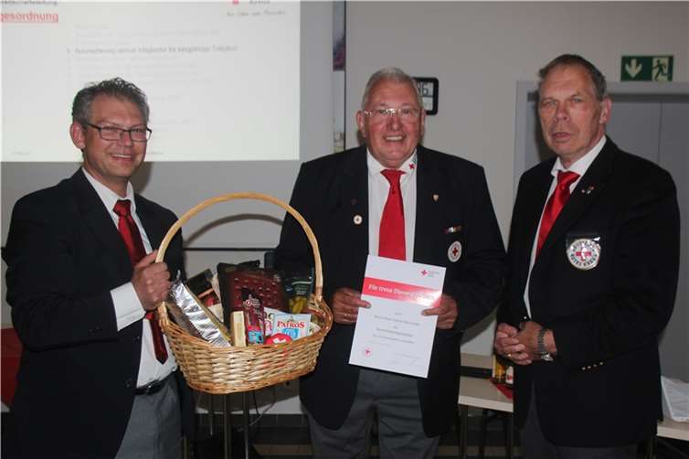 Jubilar Karl-Heinz Bernardy (Mitte) wurde geehrt vom Präsident des DRK Kreisverbands Achim Haag (re.). Fotos: KMI