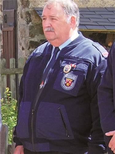 Jubilar Karl Rosenbach mit dem Goldenen Ehrenzeichen.