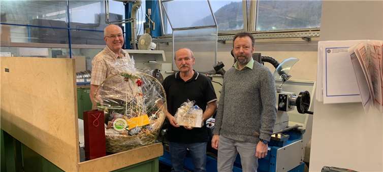 Jubilar Reinhold Linnerz mit Paul Kolb (Leiter Produktion, li.) und Oliver Follmann (Geschäftsführer, re.). Foto: privat