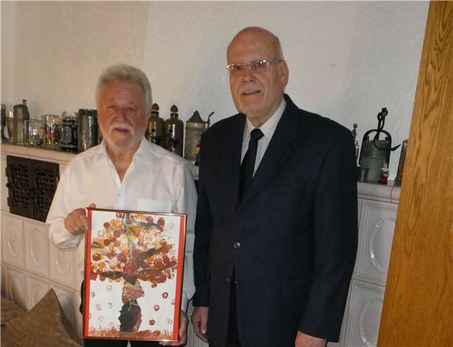 Jubilar Siegfried Schutzeich (links) freut sich über das Bild, das Martin Sandmann ihm überbrachte. Foto: privat