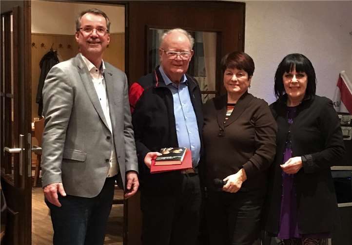 Jubilar Werner Ecker (2.v.l.) nimmt die Ehrung für langjährige Mitgliedschaft durch Sven Lefkowitz,, OV-Vorsitzende Hannelore Gröhbühl und OV-Vize Petra Jonas (v.l.n.r.) entgegen.Foto: privat