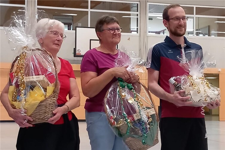 Jubilare 25:    v.l. Hildegard Ternes, Christel Gerhards, Florian Kalt, -sowie Marion und Lisa Kalt   (nicht im Bild)