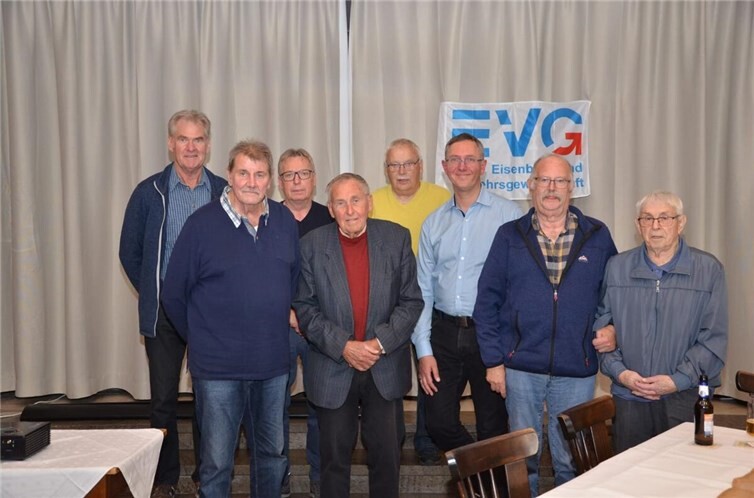 Jubilare, Ehrengäste und der geschäftsführende Vorstand. Fotos: EVG Mayen