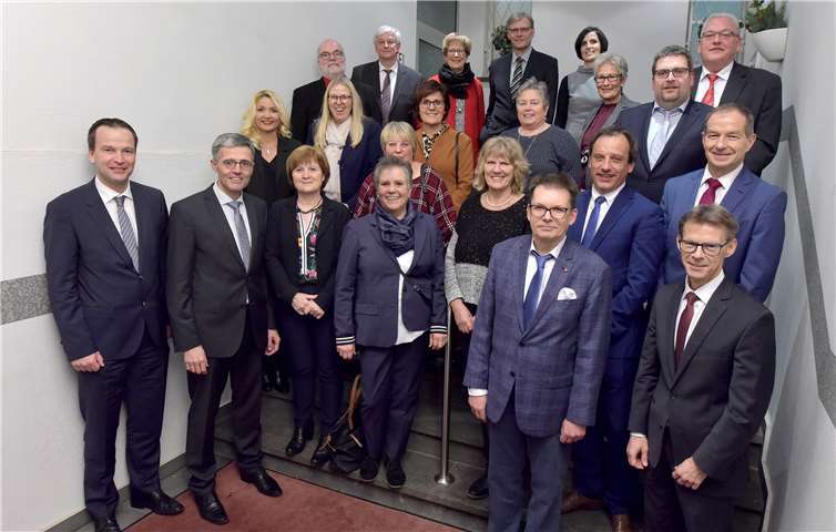 Jubilare und Ruheständler der KSK Mayen trafen sich mit dem Sparkassenvorstand zur traditionellen Feierstunde im Mendiger Hotel Felsenkeller. Privat