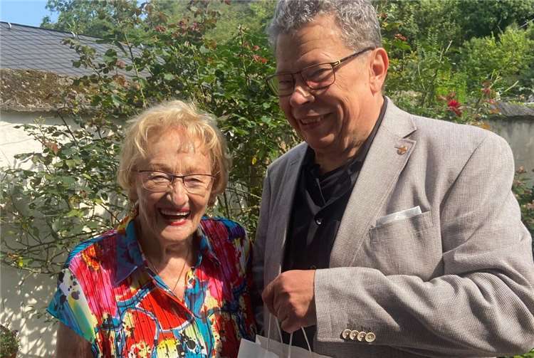 Jubilarin Ellen Pirch feierte am 19. August 2025 ihren 95. Geburtstag – Beigeordneter Manfred Radermacher gratulierte herzlich.  Foto: Familie Pirch