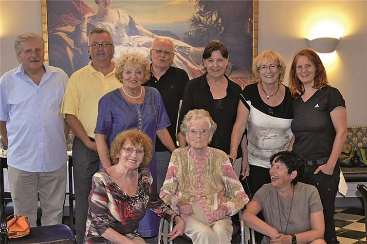Jubilarin Hedi Scholtyssek mit ihrer Familie zum 99. Geburtstag.PS