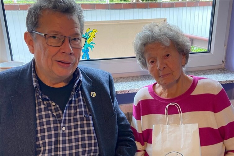 Jubilarin Margot Zeitzem freute sich über ihren Geburtstagsbesuch aus der Nachbarschaft.Foto: Stadtverwaltung Lahnstein