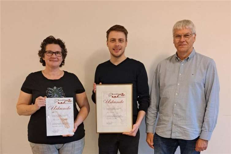 Jubilar:innen Alexandra Burghard und Jan Frericks mit dem Vorsitzenden Martin Dahmen zu sehen (v.l.n.r.).Foto: Burgbläser