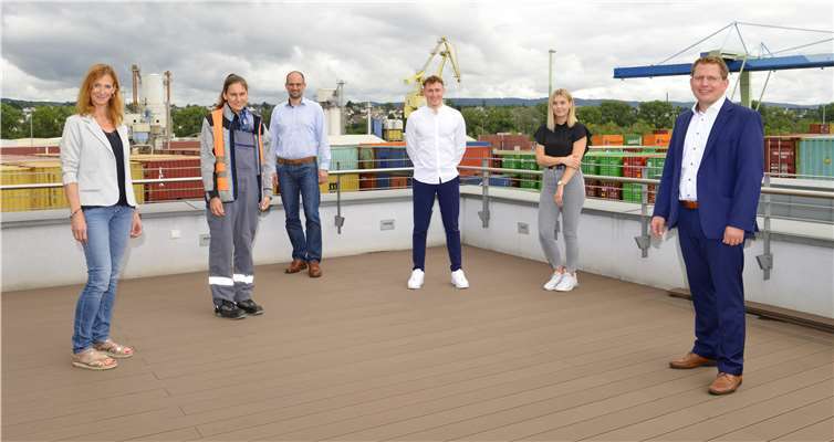 Judith Haehner (Abteilungsleiterin Personal/- und Unternehmensorganisation), Anke Schreiner, Jens Lauermann (Hafenbetriebsleiter), Benjamin Michel, Chiara Specht und Lars Hörnig (kaufmänn. Geschäftsführer) freuen sich gemeinsam über die erfolgreichen Prüfungen.Foto: Meta Welling