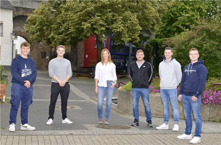 Judith Haehner (Abteilungsleiterin Personal- und Unternehmensorganisation) begrüßt die neuen Auszubildenden.Foto: Meta Welling