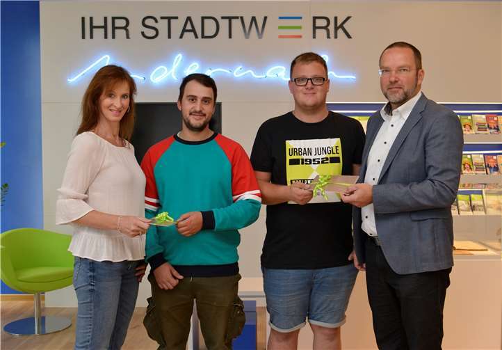 Judith Haehner (Personalleiterin) und Jan Deuster (techn. Geschäftsführer) freuen sich über die erfolgreich abgeschlossenen Abschlussprüfungen von Domenico Zembo und Marcel Vogt. Foto: Meta Welling