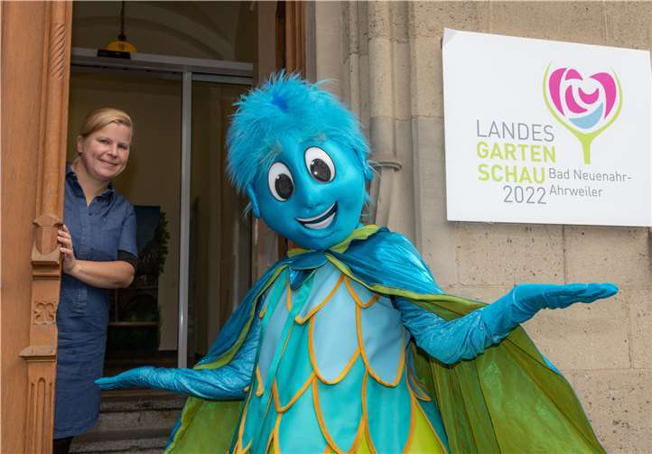 Judith Heins, Leiterin des Kundencenters, und Maskottchen Ahrvin freuen sich auf die Eröffnung. Foto: Landesgartenschau gGmbH
