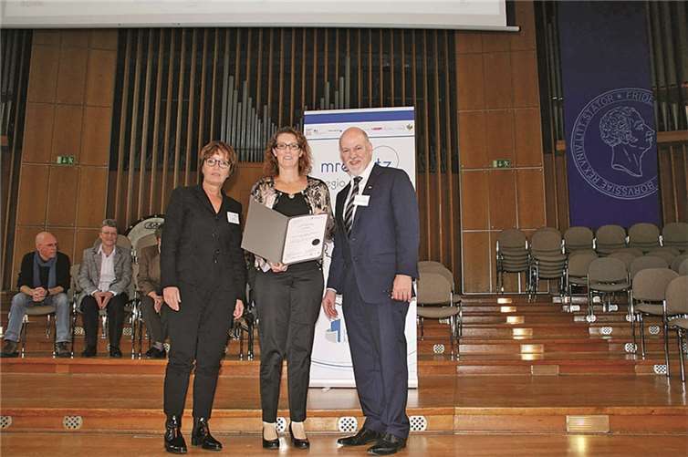 Judith Kaiser-Groos, Hygienebeauftragte Ärztin, nahm das Zertifikat aus der Hand von Prof. Martin Exner (Institut für Hygiene und Öffentliche Gesundheit der Uni Bonn) und Beate Kölb (Leiterin Gesundheitsamt Neuwied) entgegen.privat
