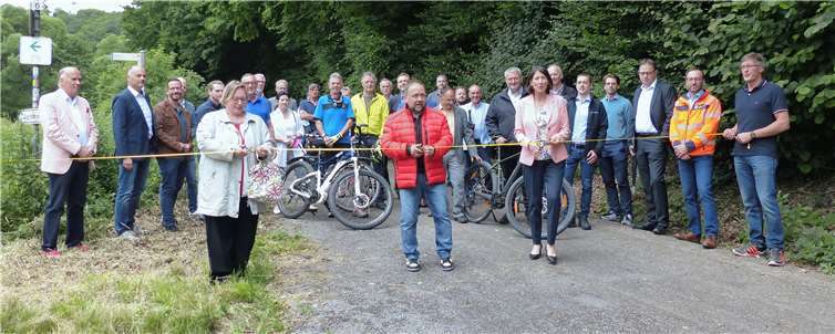 Judith Lehnigk-Emden (Kreisbeigeordnete des Landkreises Mayen-Koblenz), Alfred Schomisch (Bürgermeister Verbandsgemeinde Vordereifel) und Ministerin Daniela Schmitt (Ministerin für Wirtschaft, Verkehr, Landwirtschaft und Weinbau des Landes Rheinland-Pfalz, v.l.n.r.) hatten offiziell den Elztal-Radweg ab Monreal eröffnet. Foto: VG Vordereifel