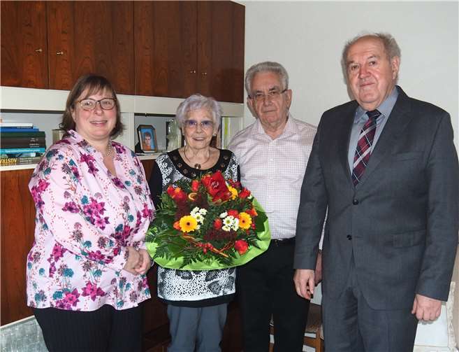 Judith Lehnigk und Bernhard Wiemer gratulierten dem Ehepaar Hölzle zum besonderen Ehejubiläum.Foto: privat