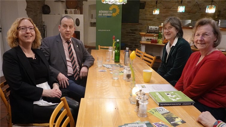 Judith Müller (Ortsbürgermeisterin Oberdürenbach), Johannes Bell (Bürgermeister VG Brohltal), GRÜNEN-Landtagskandidatin Bettina Fellmer und Jutta Dietz (Sprecherin GRÜNE OV Brohltal) waren sich einig: Eine IGS in der VG Brohltal ist eine sinnvolle Ergänzung der Bildungslandschaft im Kreis Ahrweiler.