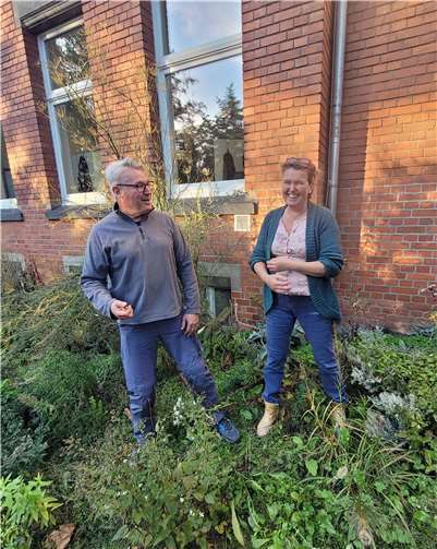 Judith Radl und Hans Appelbaum nehmen sich der Pflege des Duft- und Naschgartens an. Foto: Stadtverwaltung Bendorf
