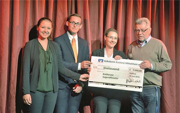 Judith Sauerborn (2.v.r.) überbrachte gemeinsam mit Anika Au (l.) und Bastian Gadomski (2.v.l.) den 3.000 Euro-Scheck an Hans-Werner Schaab (r.). Privat