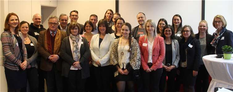 Judith Schiementz (10. von rechts) mit den zukünftigen Führungsfrauen, den beteiligten Arbeitgebenden sowie den Mentorinnen und Mentoren. Arnulf Marquardt-Kuron