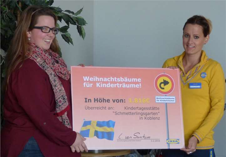 Judith Täger, Leiterin der Kindertagesstätte „Schmetterlingsgarten“ nimmt freudig den Spendenscheck von IKEA Mitarbeiterin Diana Weide entgegen.