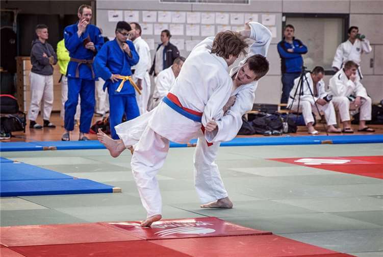 Judoka Paul Hülße (blauer Gurt) bei einem Wurfansatz. Foto: Frank Hüße