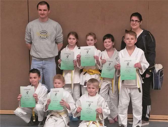 Judoka SV Urmitz - Altersklasse U10: Julian Herzog, Lena Probst, Götz Schuhmacher, Trainer Thomas Höfer, Allegra Karbach, Annalena Seitz, Sören Mähne, Ricardo Kreuser und Trainerin Janina Mittmann. privat