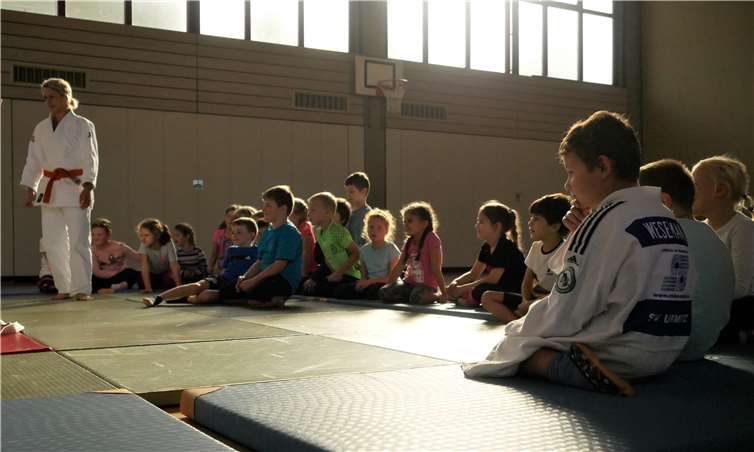 Judomatten sorgen für die richtige Trainingsatmosphäre - gebannt hören alle zu. Fotos: privat
