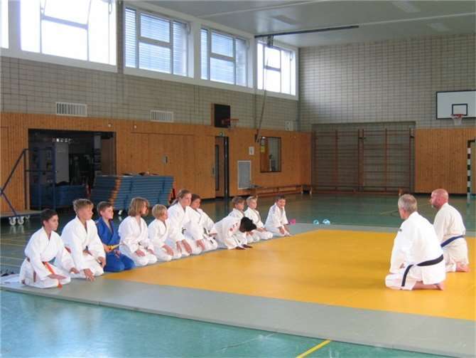 Judotrainer Torsten Unkel (2.v.r) und Andy Schlösser (1.v.r).  Foto: privat