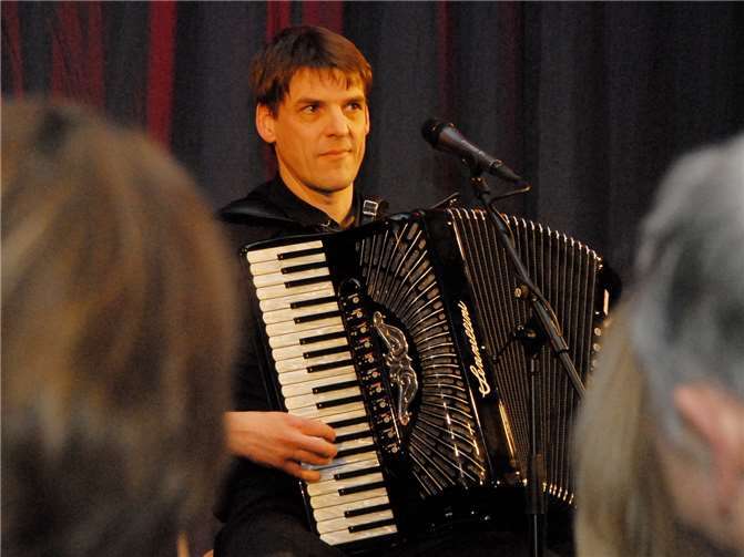 Jüdische Lieder sind – neben französischen Chansons– ein Steckenpferd von Søren Thies. In Puderbach hatder in Hamburg geborene und jetzt in Limburg lebende Künstler eine kleine Fangemeinde für seine virtuose Kunst.