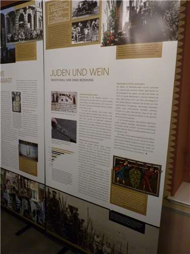 Jüdisches Leben im Alltag - 1700 Jahre Tradition in Rheinland-Pfalz. Eine Tafel beschäftigt sich mit dem Thema Wein und zeigt Weinleser in Dernau.