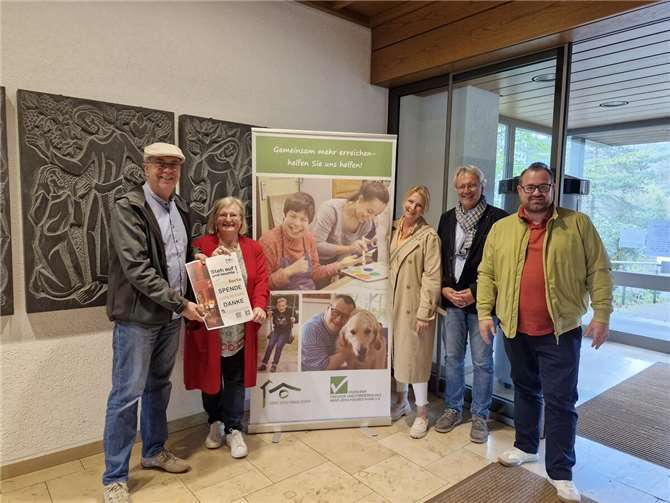 Jüngst überreichte Chorleiter Torsten Schambortski gemeinsam mit Vertretern des Chores eine Spende in Höhe von 1.650 Euro an Anja Mönch und Paul Kreutz, 1. Vorsitzenden des Fördervereins des Herz-Jesu-Hauses. Foto: Anja Mönch