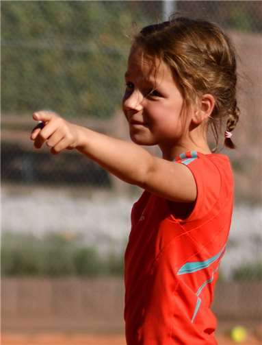 Jüngste Clubmeisterin weist die Zukunft des Tennisbreitensports.Fotos: BTV 81