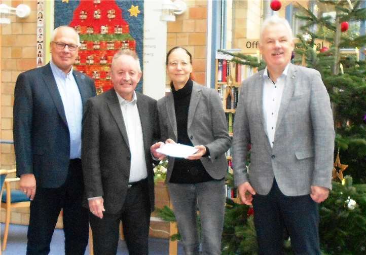 Jürgen Antwerpen, Fred Bongartz und Sabine Jacobs freuen sich mit Bürgermeister Stefan Raetz über die Spende (v.l.).Foto: Erhard Knauer