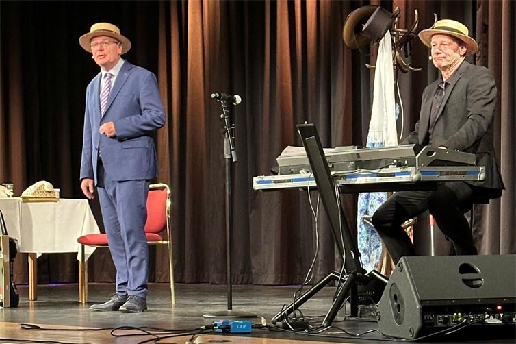 Jürgen B. Hausmann (links) und Harald Classen begeisterten das Publikum in der Mendiger Laacher See-Halle. 