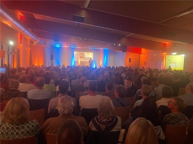 Jürgen B. Hausmann sorgte in der voll besetzten Wiedhalle für ein Dauerfeuerwerk an Witzen und humoristischen Einlagen. Ohne Zugabe durfte er dann auch die Bühne nicht verlassen.  Foto: Gemeinde Roßbach