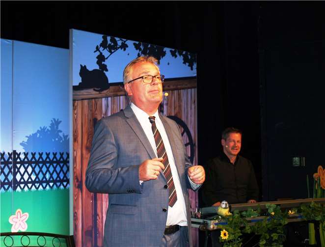 Jürgen B. Hausmann traf im Kursaal den humoristischen Nerv der Besucher, im Hintergrund sein musikalischer Begleiter Harald Claßen.Foto: -SCHÜ-