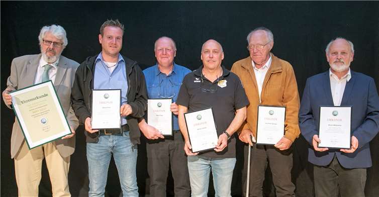 Jürgen Bachmann (li.), Vorsitzender des Fußballkreises Bonn,zeichnete Sascha Floss mit der silberne Ehrennadel und Horst Pingen,Werner Janicke, Hans-Peter Spranger und Werner Metzmacher mitder Goldenen Verdienstnadel des Fußballverbandes Mittelrhein aus.